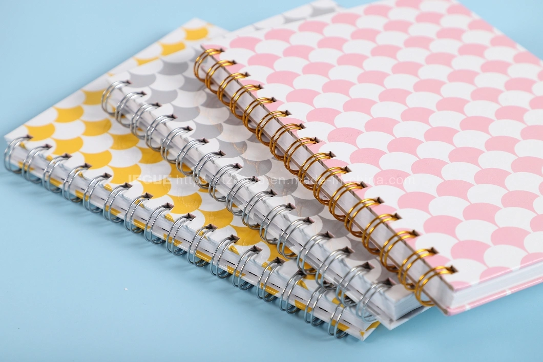 Folha alinhada colorida do caderno da agenda 2018 semanais bonitos, planejador feito sob encomenda do caderno espiral